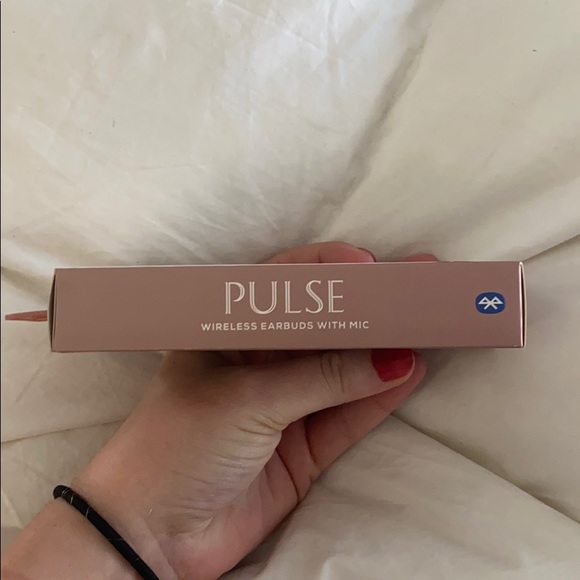 BLUETOOTH WIRELESS EARBUDS - Picture 2 of 3